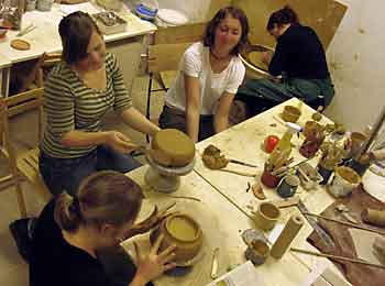 Teilnehmer in der Keramikwerkstatt